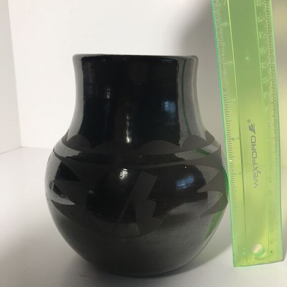 SANTA CLARA PUEBLO BLACK On Black POTTERY Flora Naranjo 6 1/2” inches tall - Picture 8 of 9